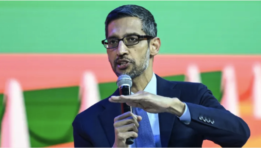 北京时间 2 月 7 日消息，谷歌公司 CEO 桑达尔・皮查伊 (Sundar Pichai) 周一在内部备忘录中告诉员工，公司将需要所有人都来测试其新推出的 ChatGPT 竞争对手“巴德”(Bard)，员工们要拿出在内部进行黑客马拉松的精神来测试它。  皮查伊  皮查伊 他还表示，谷歌将很快争取合作伙伴的帮助，以测试一个应用程序编程接口 (API)，该接口将允许其他人访问相同的底层技术。  “